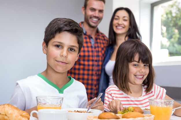 Foto familia feliz en la cocina