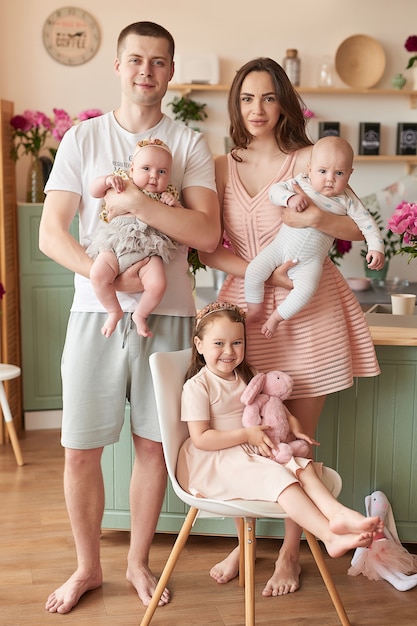 Familia feliz en cocina