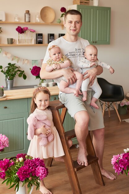 Familia feliz en cocina