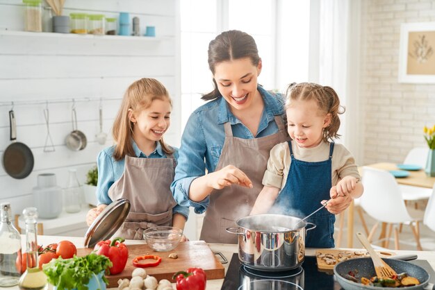 Familia feliz en la cocina.