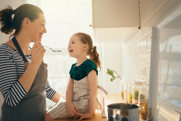 Familia feliz en la cocina.