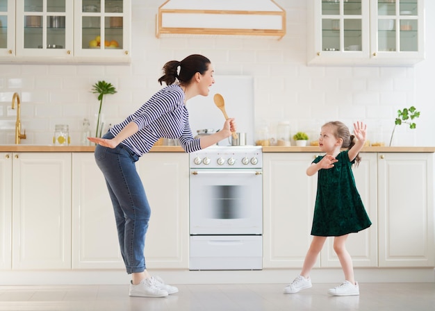 Familia feliz en la cocina.