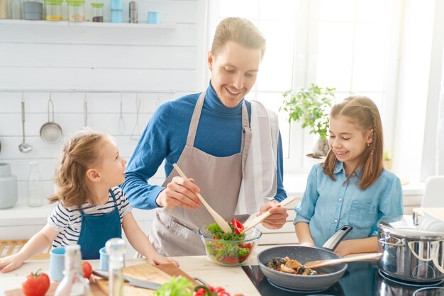 Familia feliz en la cocina.