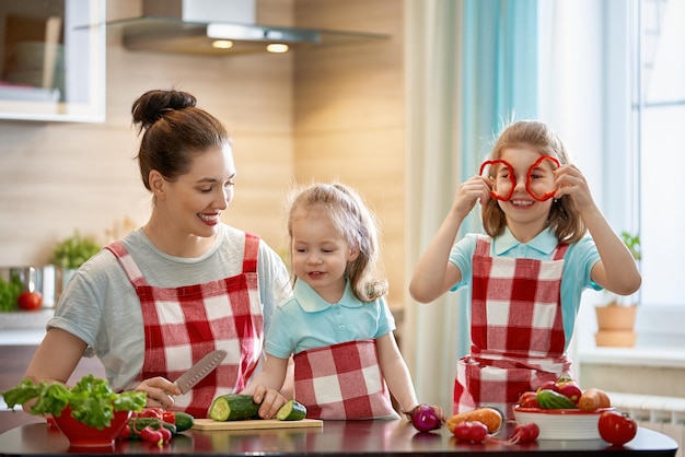 Familia feliz en la cocina.