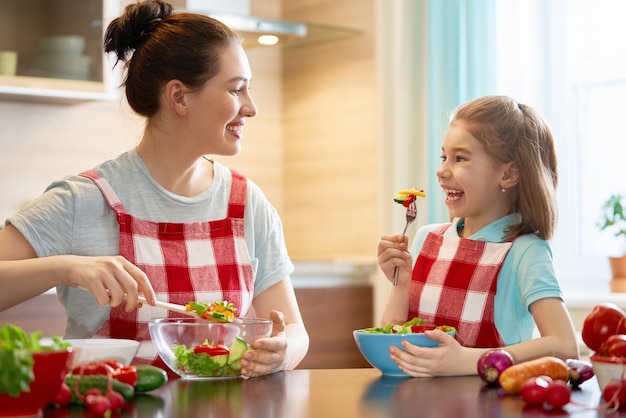 Familia feliz en la cocina.