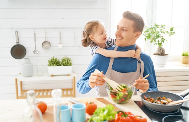 Familia feliz en la cocina.