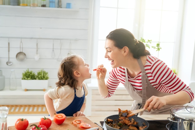 Familia feliz en la cocina.