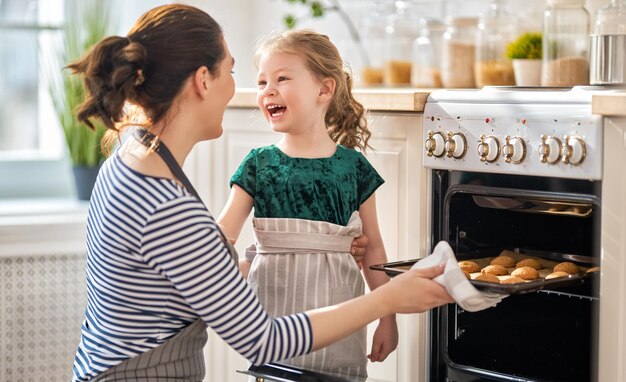 Familia feliz, en la cocina