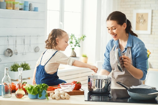 Familia feliz, en la cocina