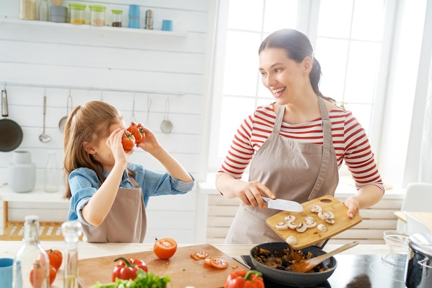 Familia feliz, en la cocina