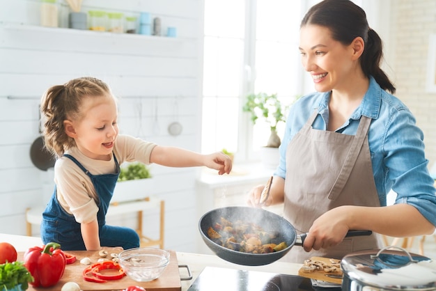 Familia feliz, en la cocina