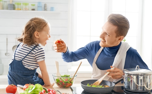 Familia feliz en la cocina.