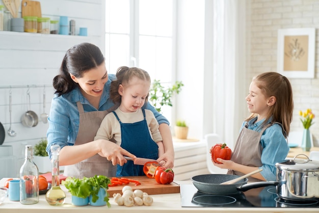 Familia feliz en la cocina.