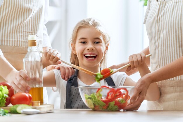 Familia feliz en la cocina.