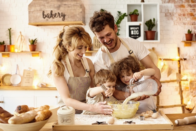 Familia feliz cocinando en la cocina