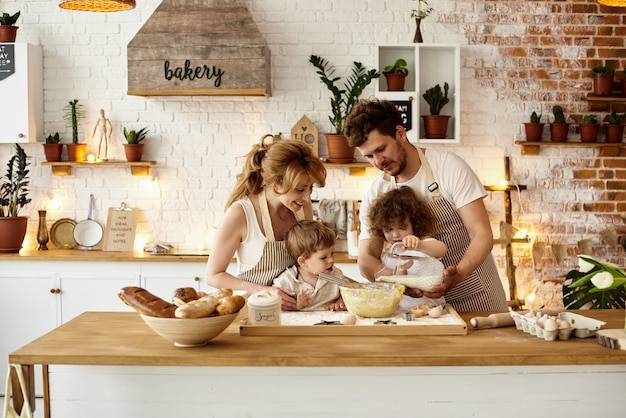 Familia feliz cocinando en la cocina