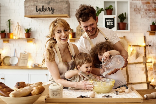 Familia feliz cocinando en la cocina