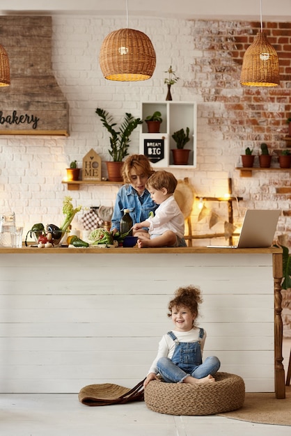 Familia feliz cocinando en la cocina