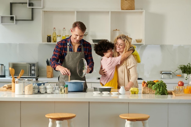 Una familia feliz cocinando junta