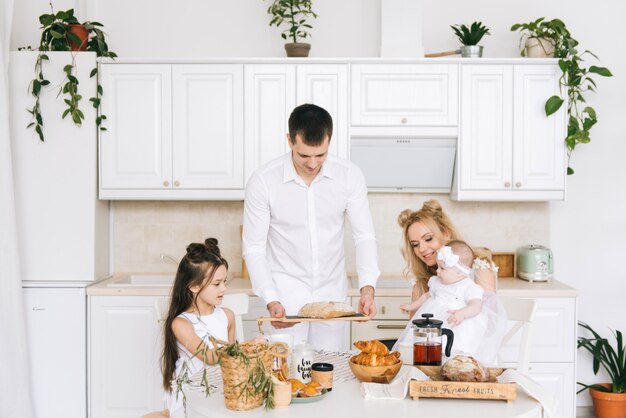 Familia feliz cocinando juntos en la cocina