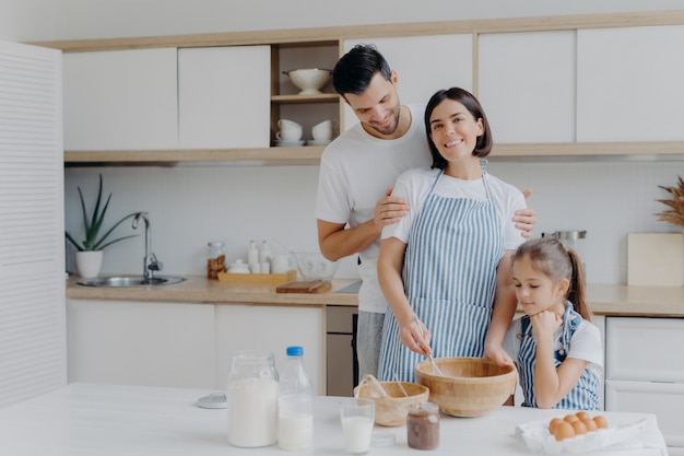 Familia feliz cocinar juntos en la cocina.