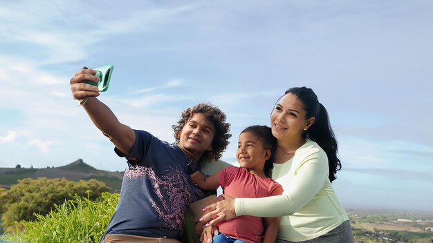 Familia feliz colombiana tomando selfie foto de archivo