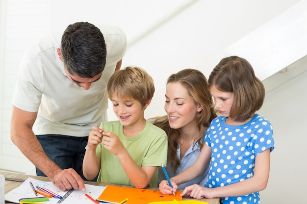 Familia feliz coloreando en casa