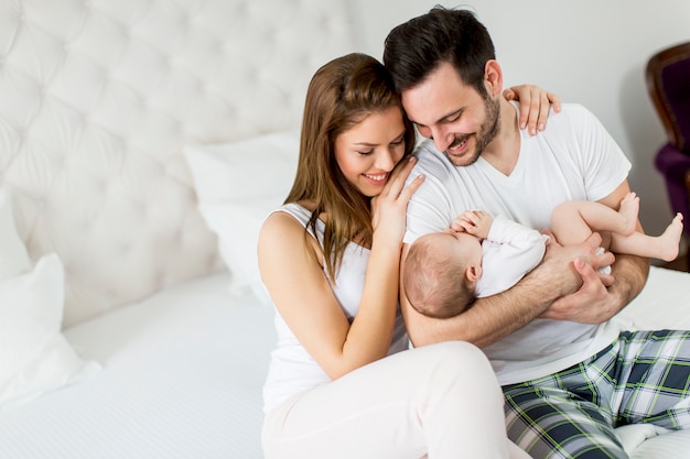 Família feliz, com, bebê recém-nascido