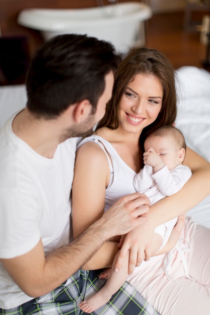 Família feliz, com, bebê recém-nascido