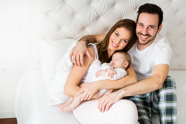 Família feliz, com, bebê recém-nascido