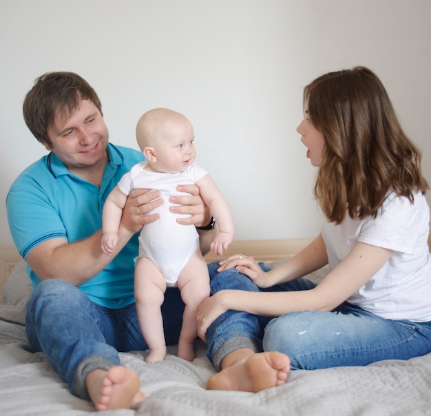 familia feliz com bebe