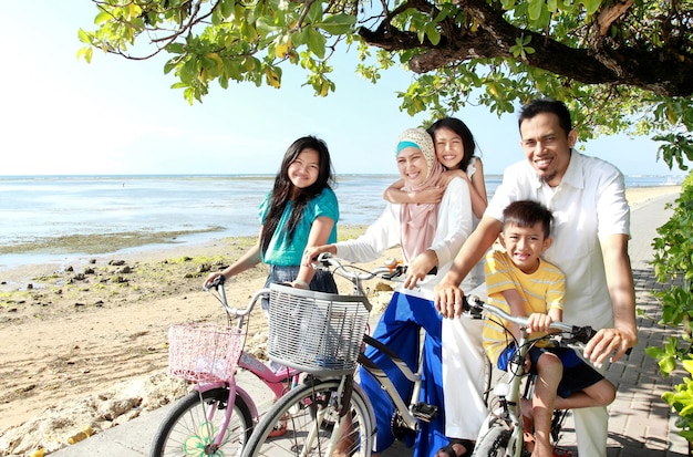 Família feliz com bicicletas