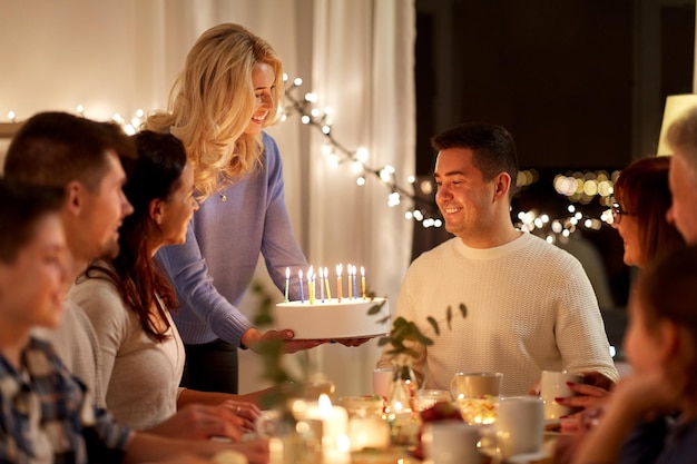 família feliz com bolo tendo festa de aniversário