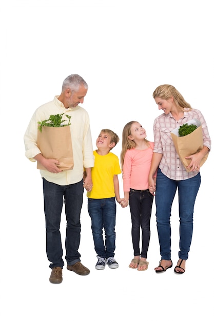 Família feliz com bolsas de supermercado