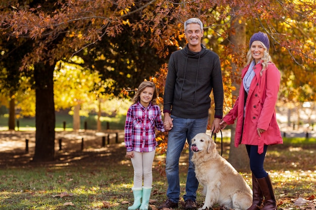 Família feliz com cachorro no parque