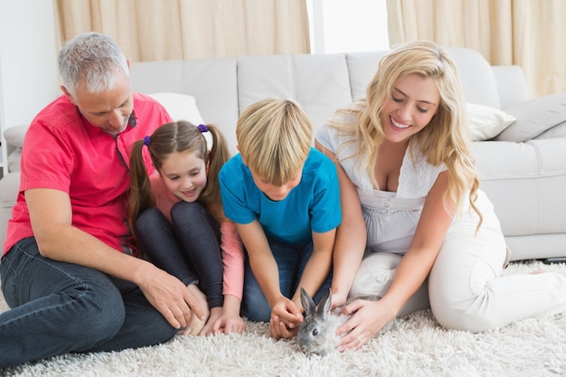 Família feliz com coelhinho de estimação