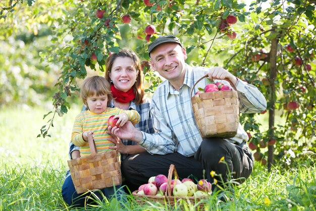 Família feliz com colheita de frutas