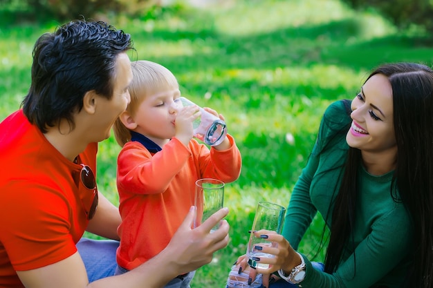 Família feliz com copo de água