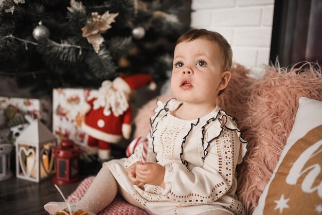 Família feliz com crianças comemorando Ano Novo e Natal com guirlandas decoradas de árvores de Natal