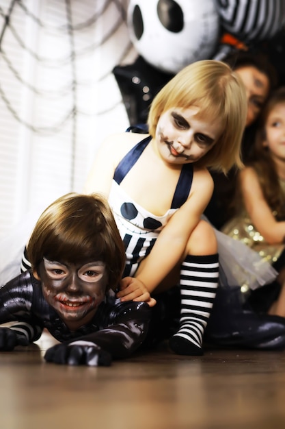 família feliz com crianças fantasiadas e maquiadas na celebração do Halloween