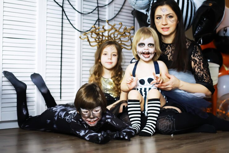Foto família feliz com crianças fantasiadas e maquiadas na celebração do halloween