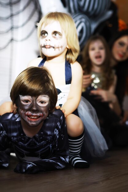 Família feliz com crianças fantasiadas e maquiadas na celebração do Halloween