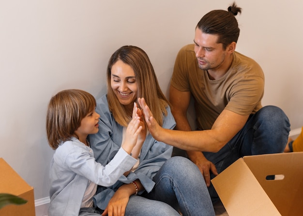 Foto família feliz com crianças se movendo em sua nova casa