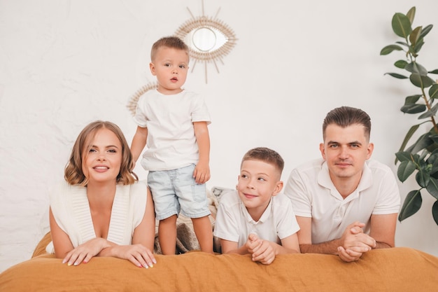 família feliz com dois filhos na cama