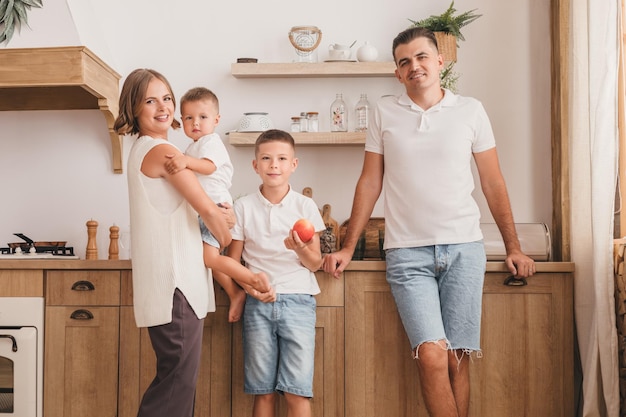 família feliz com dois filhos na cozinha