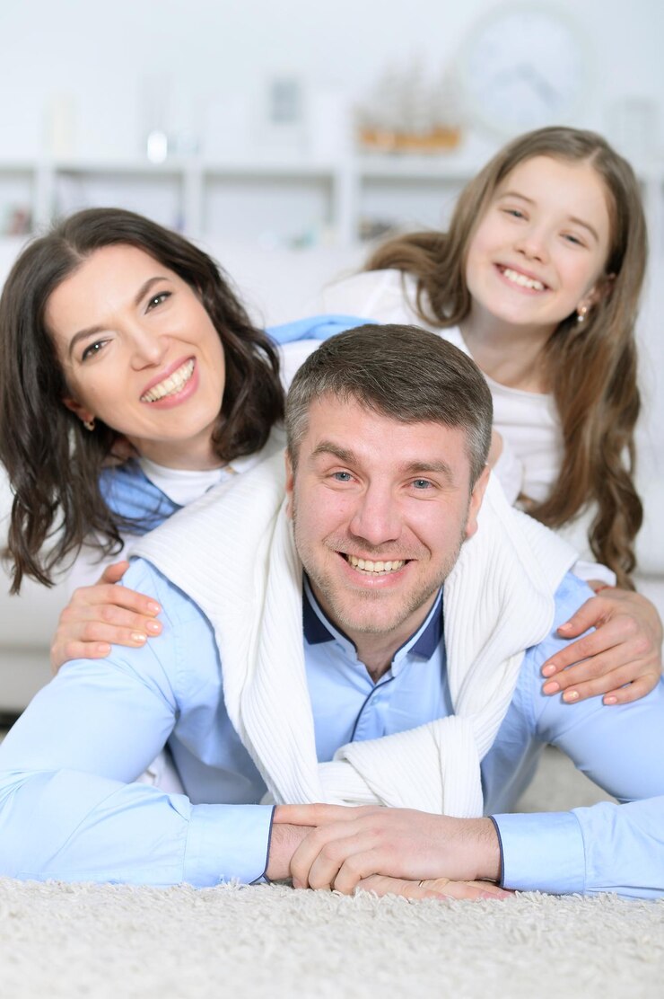 Foto família feliz com filha mentir abraçando