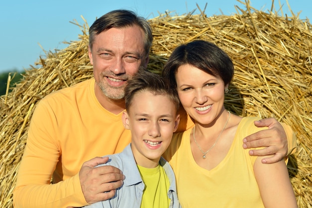 Família feliz com filho no campo de trigo