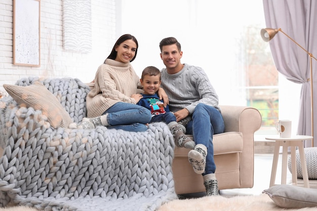 Família feliz com filho pequeno passando tempo juntos em casa Férias de inverno