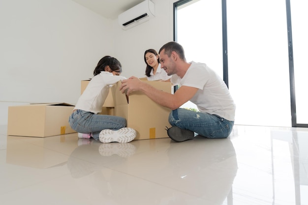 Família feliz com garota se mudando para uma nova casa