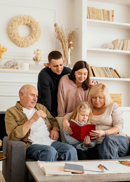 Família feliz com livro médio